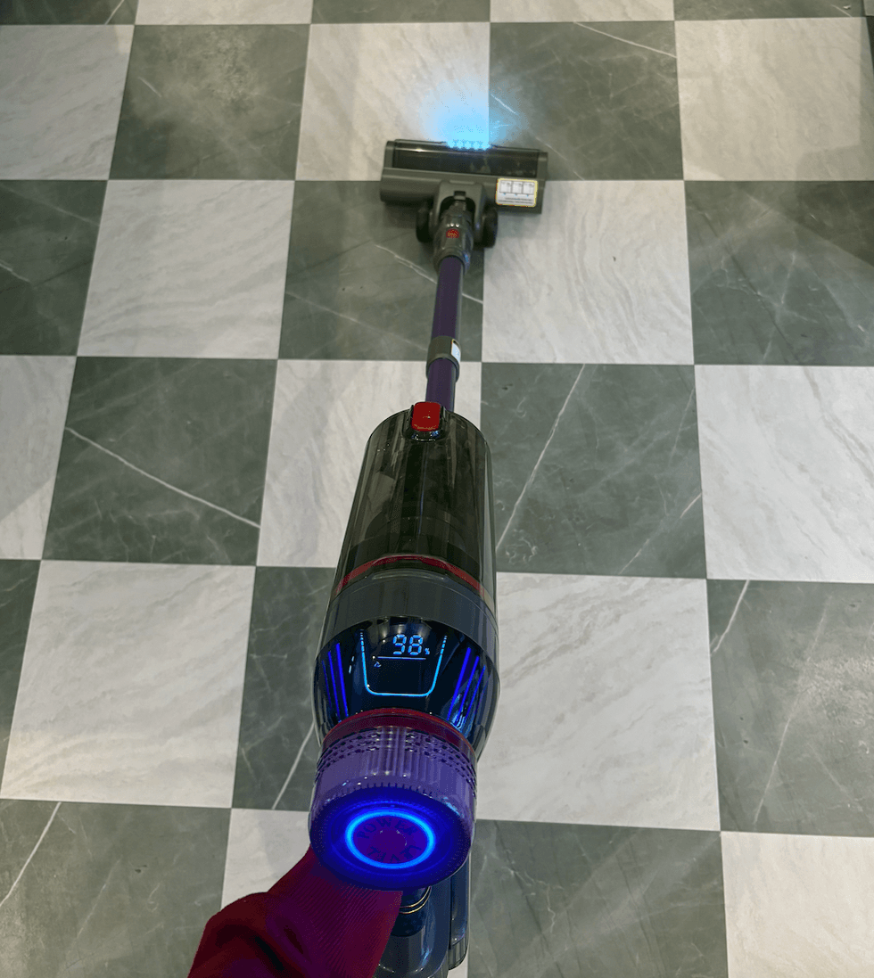 No\u00e9mi qui teste l'aspirateur-balai sans fil MQDXE.