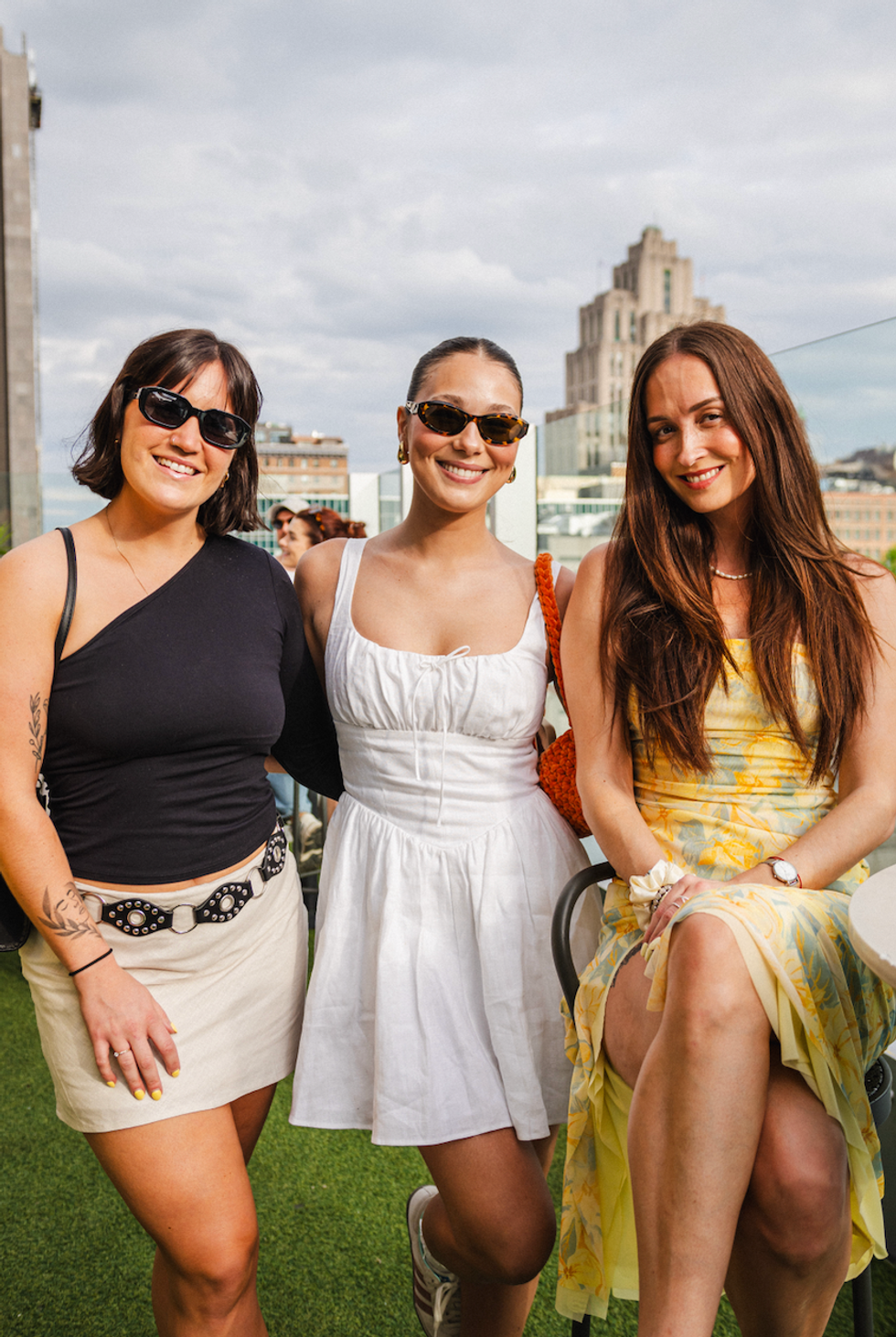 No\u00e9mie Bannes, Camille Dufresne et une amie sur la Terrasse Carla.