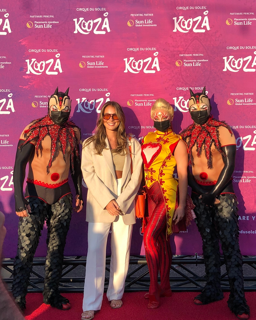 No\u00e9mie Bannes et trois artistes du Cirque du Soleil.