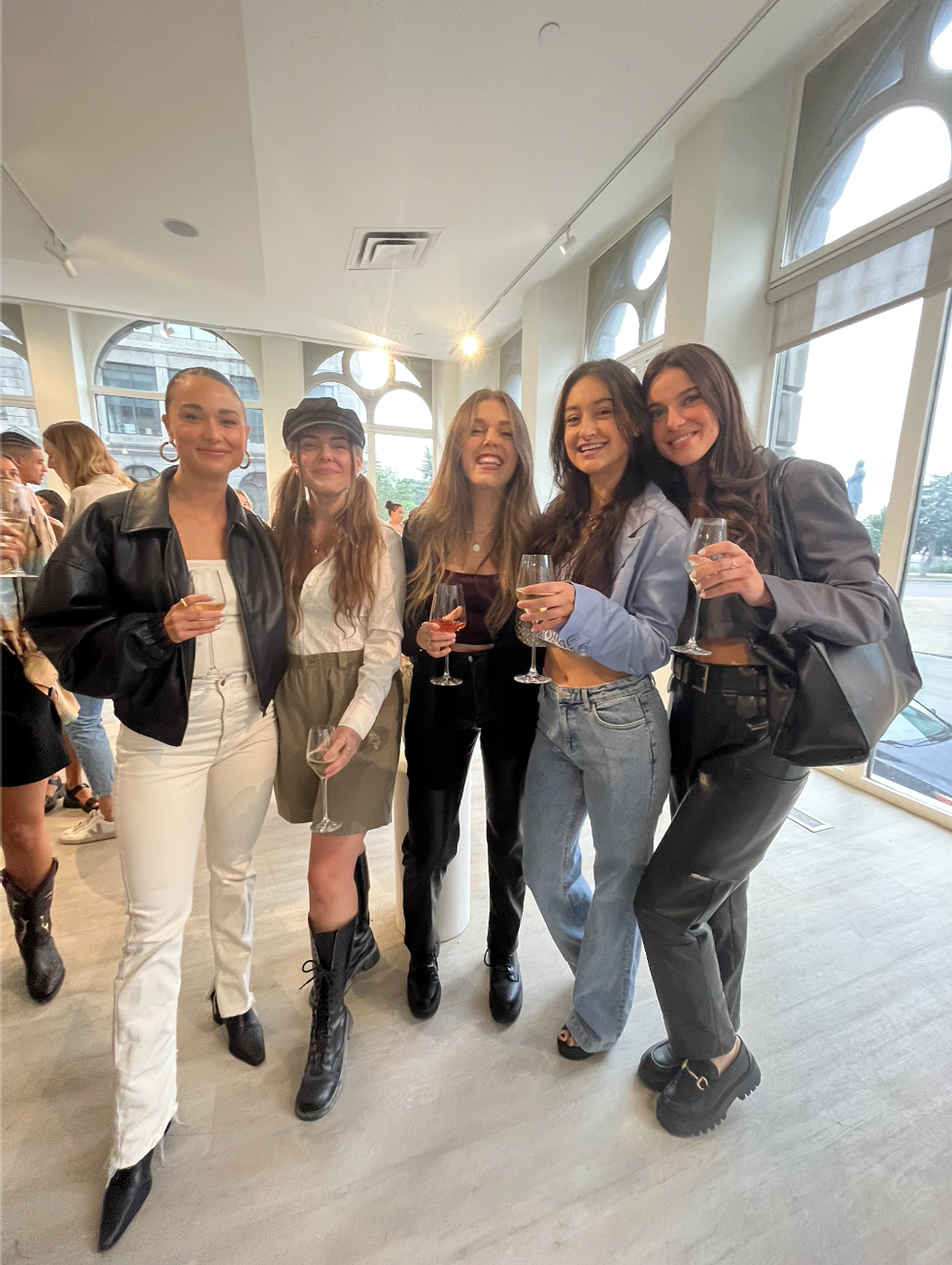 No\u00e9mie Marleau, Cassandra Bouchard, Domino Santantonio, Emy Lalune et Trudy Simoneau au lancement des bijoux Appy.