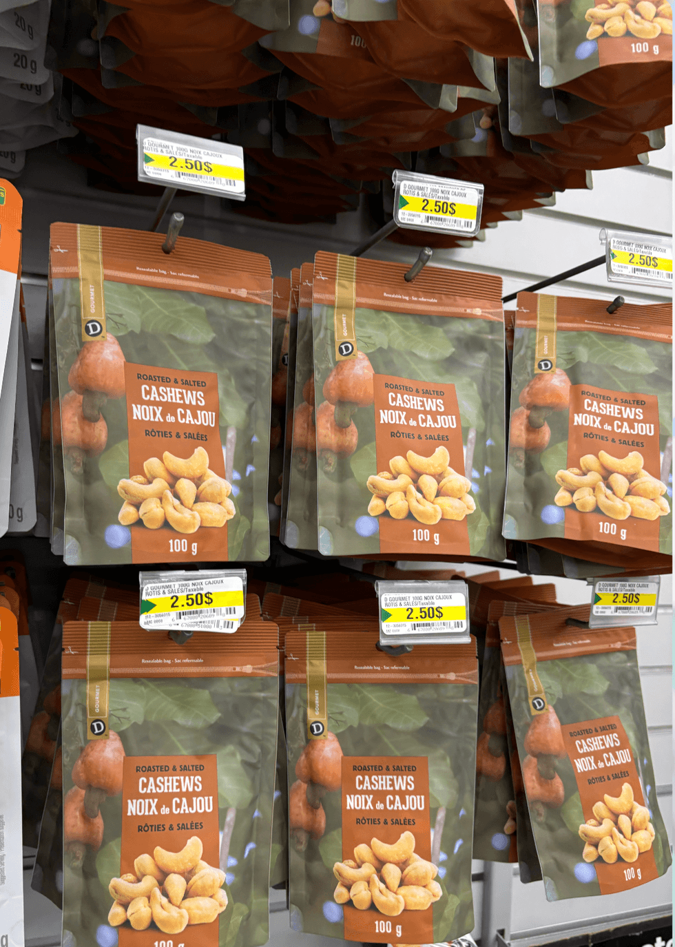 Noix de cajou sur les \u00e9tag\u00e8res du Dollarama.