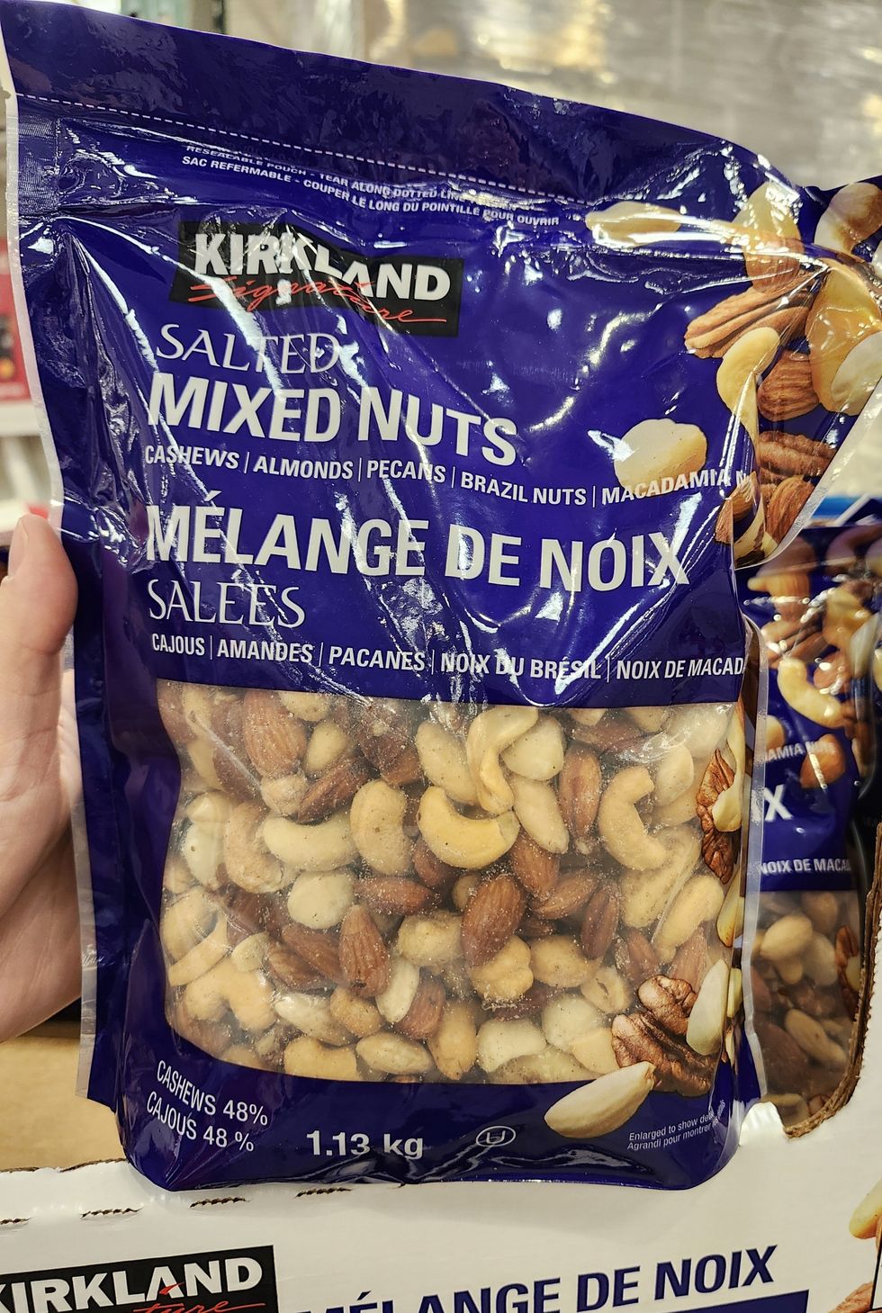 Noix m\u00e9lang\u00e9es sal\u00e9es de la marque Kirkland signature.