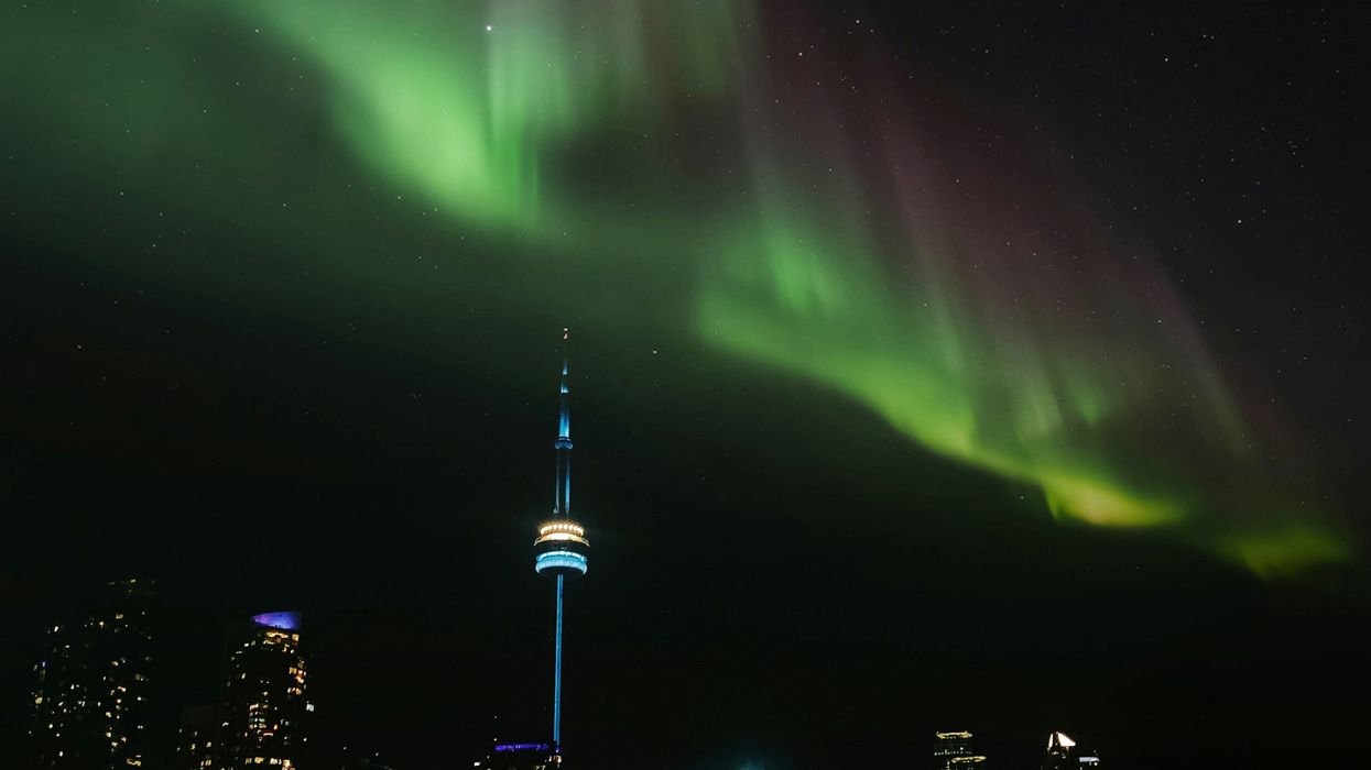 northern lights in the sky above the cn tower in toronto