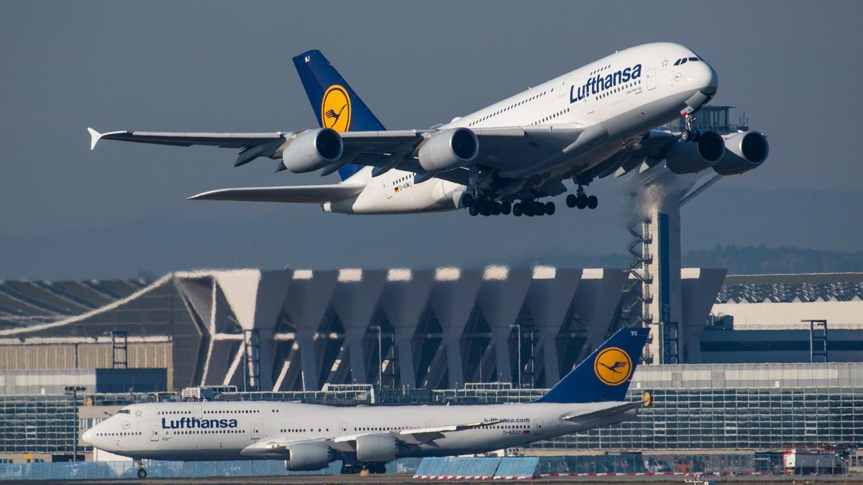 Off-Duty Police Officers Flying To Canada On Vacation Restrain Passenger Who 'Uttered Threats'