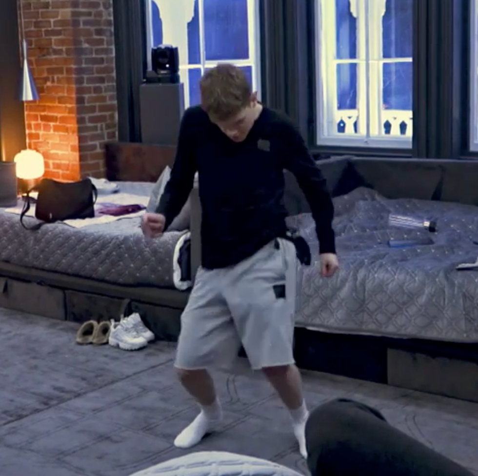 Olivier Bergeron de Star Acad\u00e9mie qui danse dans l'acad\u00e9mie.