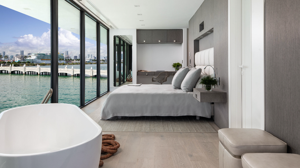 One of the four bedrooms with a bathtub in the Arkup 75.