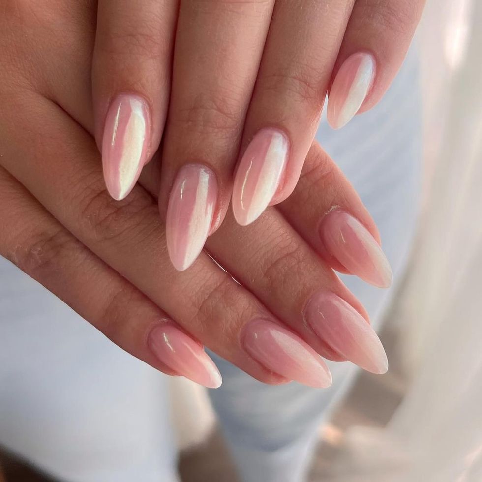 Ongles en forme d'amande avec une couleur unie vernis avec une autre couleur chrom\u00e9e.