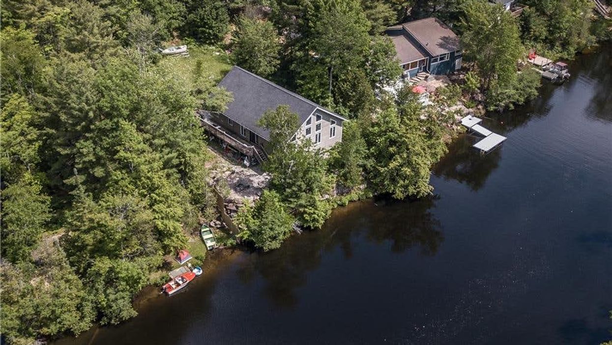 Ontario Cottage For Sale Is Massive & It's Selling For Less Than A Toronto Condo