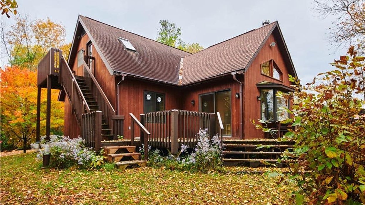 Ontario Cottage For Sale Looks Like It Belongs In An Upcoming Christmas Movie