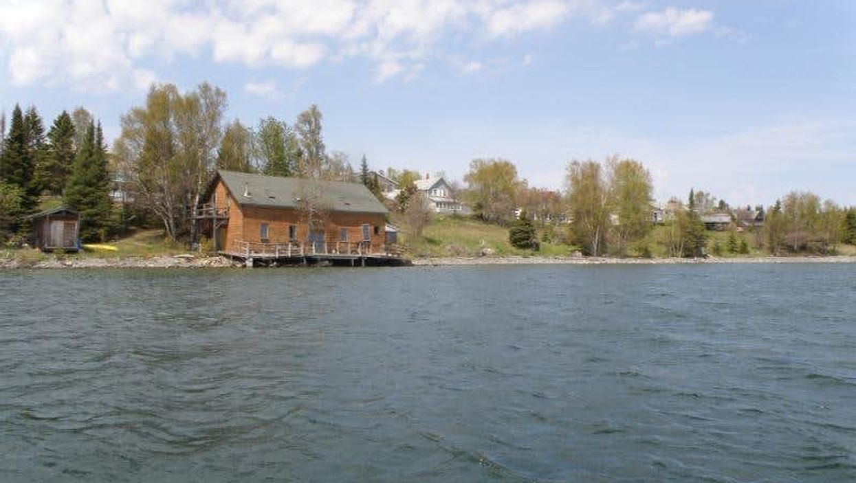 Ontario Cottage For Sale Sits Right On The Water & Is The Ultimate Canadian Paradise Narcity Ontario Cottage For Sale Sits Right On The Water & Is The Ultimate Canadian Paradise Narcity