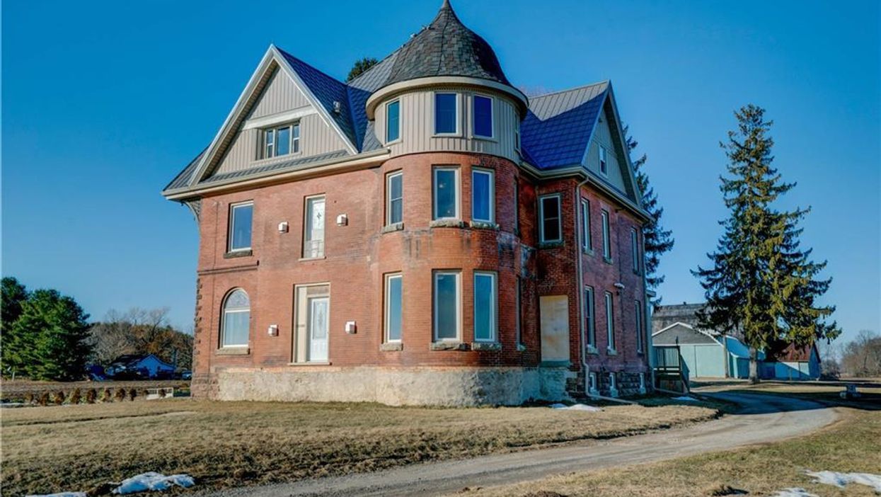 Ontario Home For Sale Under $1M Has So Many Rooms You'll Get Lost