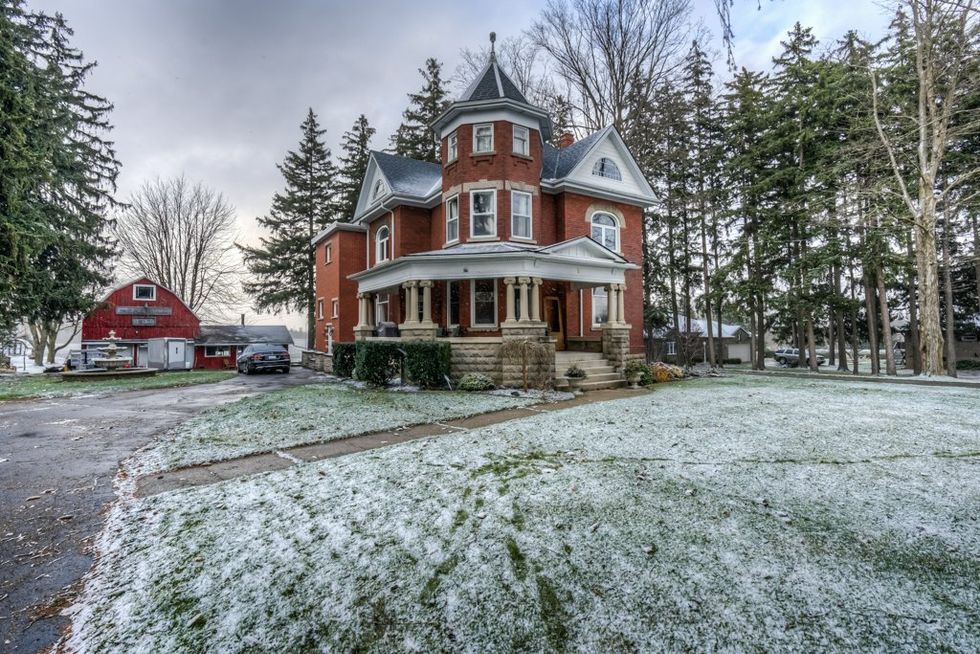 Ontario House For Sale Is Under $1M & Has More Space Than You Can Believe (PHOTOS)