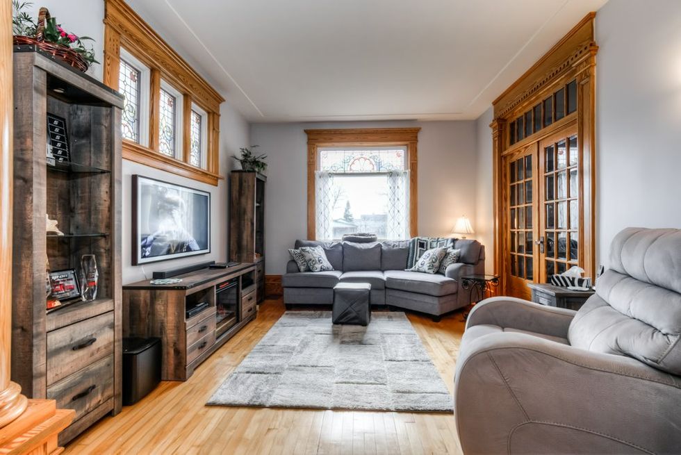 Ontario House For Sale Is Under $1M & Has More Space Than You Can Believe (PHOTOS)