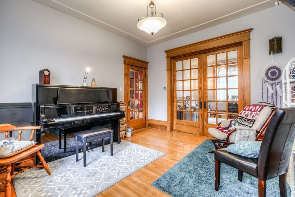 Ontario House For Sale Is Under $1M & Has More Space Than You Can Believe (PHOTOS)