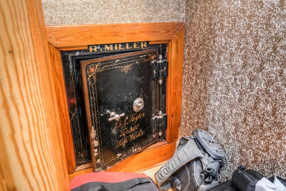 Ontario House For Sale Is Under $1M & Has More Space Than You Can Believe (PHOTOS)