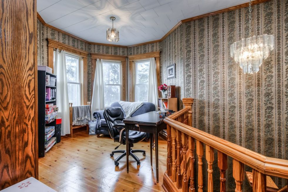 Ontario House For Sale Is Under $1M & Has More Space Than You Can Believe (PHOTOS)