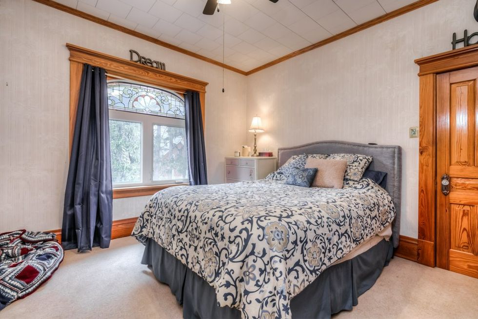 Ontario House For Sale Is Under $1M & Has More Space Than You Can Believe (PHOTOS)