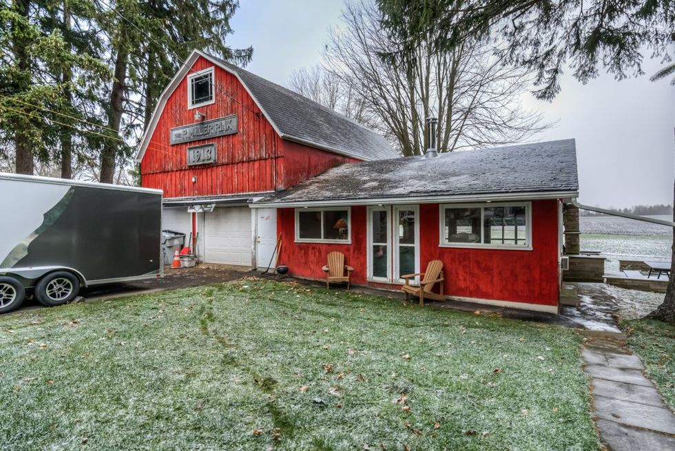Ontario House For Sale Is Under $1M & Has More Space Than You Can Believe (PHOTOS)