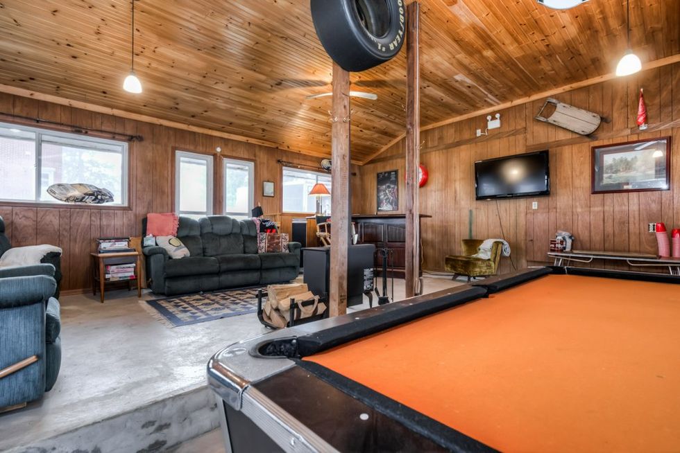 Ontario House For Sale Is Under $1M & Has More Space Than You Can Believe (PHOTOS)