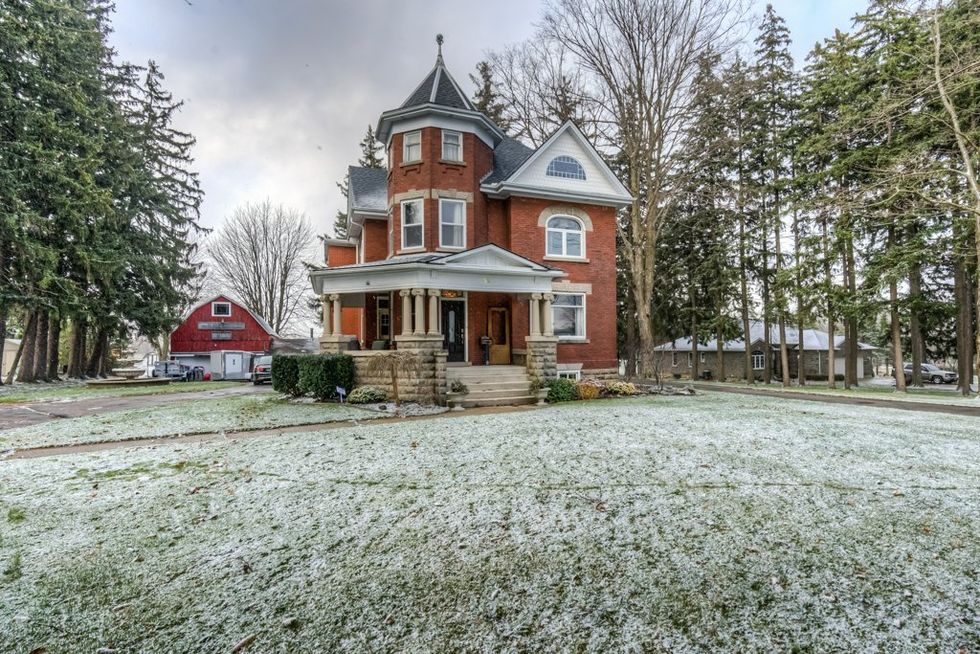 Ontario House For Sale Is Under $1M & Has More Space Than You Can Believe (PHOTOS)