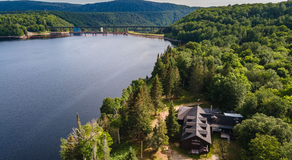 Ontario Lodge For Sale Has 20 Bedrooms And Is Still Somehow Listed Under $500,000