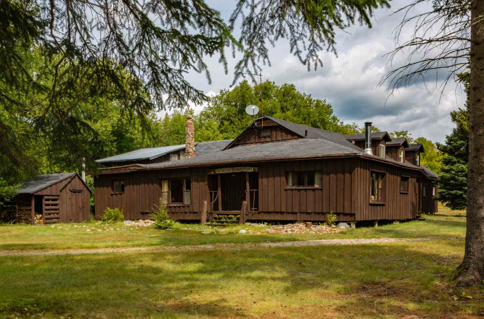 Ontario Lodge For Sale Has 20 Bedrooms And Is Still Somehow Listed Under $500,000