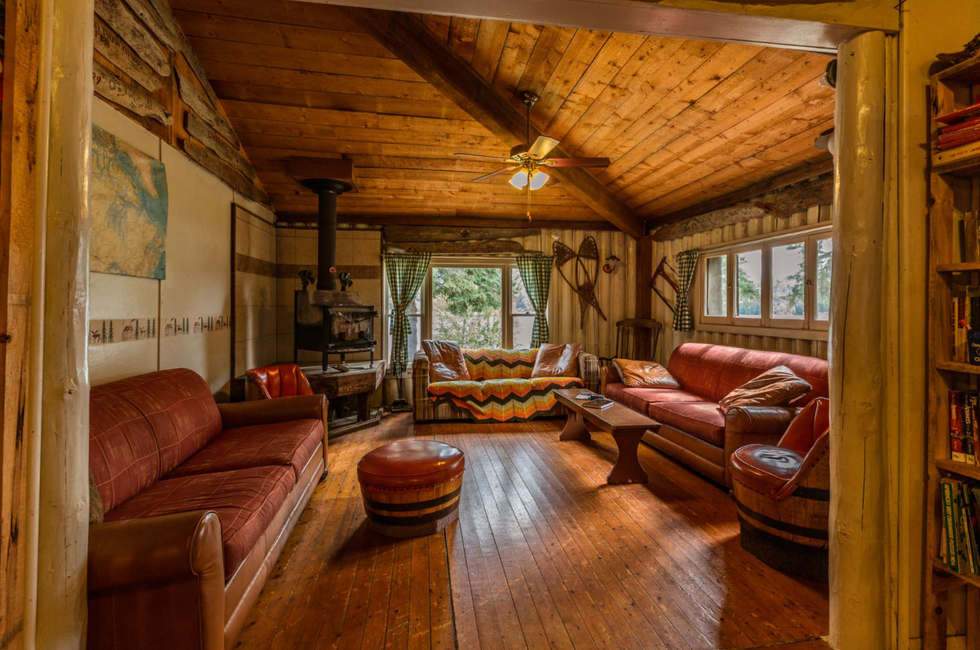 Ontario Lodge For Sale Has 20 Bedrooms And Is Still Somehow Listed Under $500,000