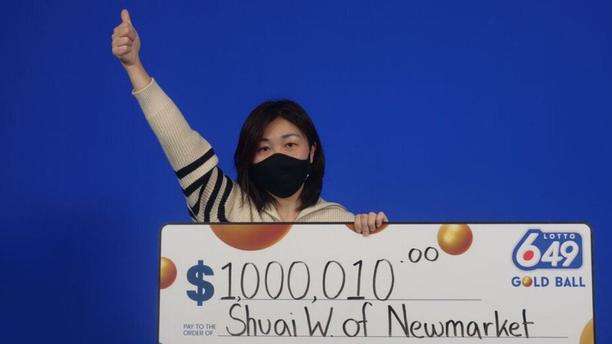 Ontario lottery winner Shuai Wang with her cheque
