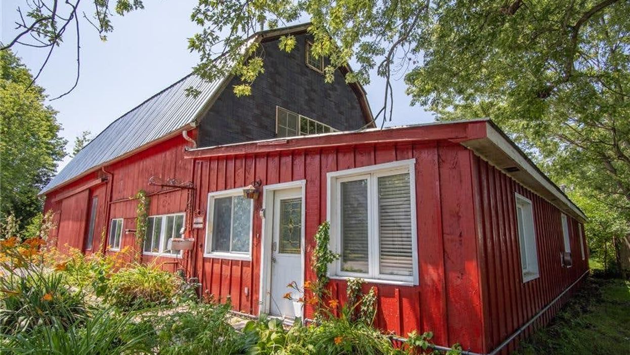 Ontario's Barn Home For Sale Is Super Cheap & Not What You'd Expect (PHOTOS)