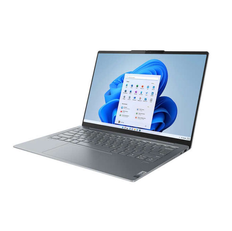 Ordinateur portable Intel Evo Slim 7i Lenovo sur fond blanc.