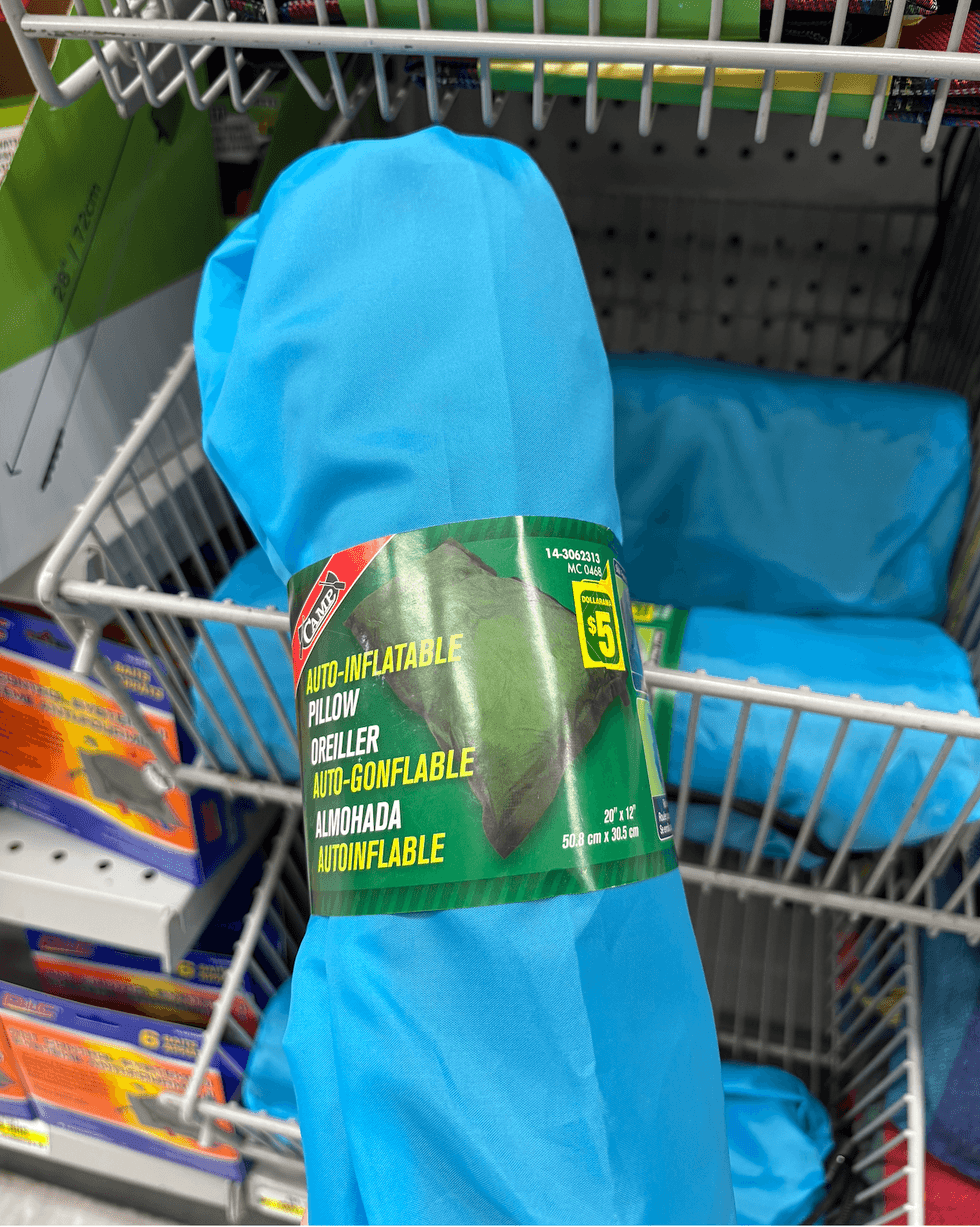 Oreiller auto-gonflable sur les tablettes du Dollarama.