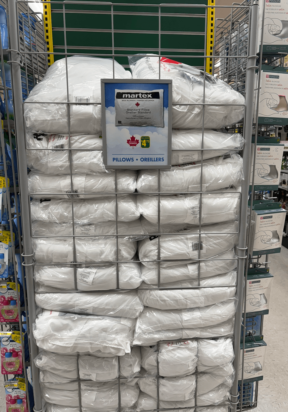 Oreillers standard dans une structure de rangement au Dollarama.