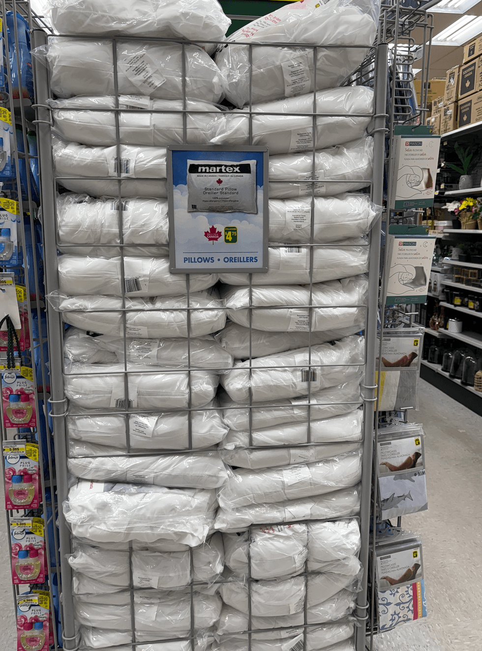Oreillers sur les \u00e9tag\u00e8res du Dollarama.