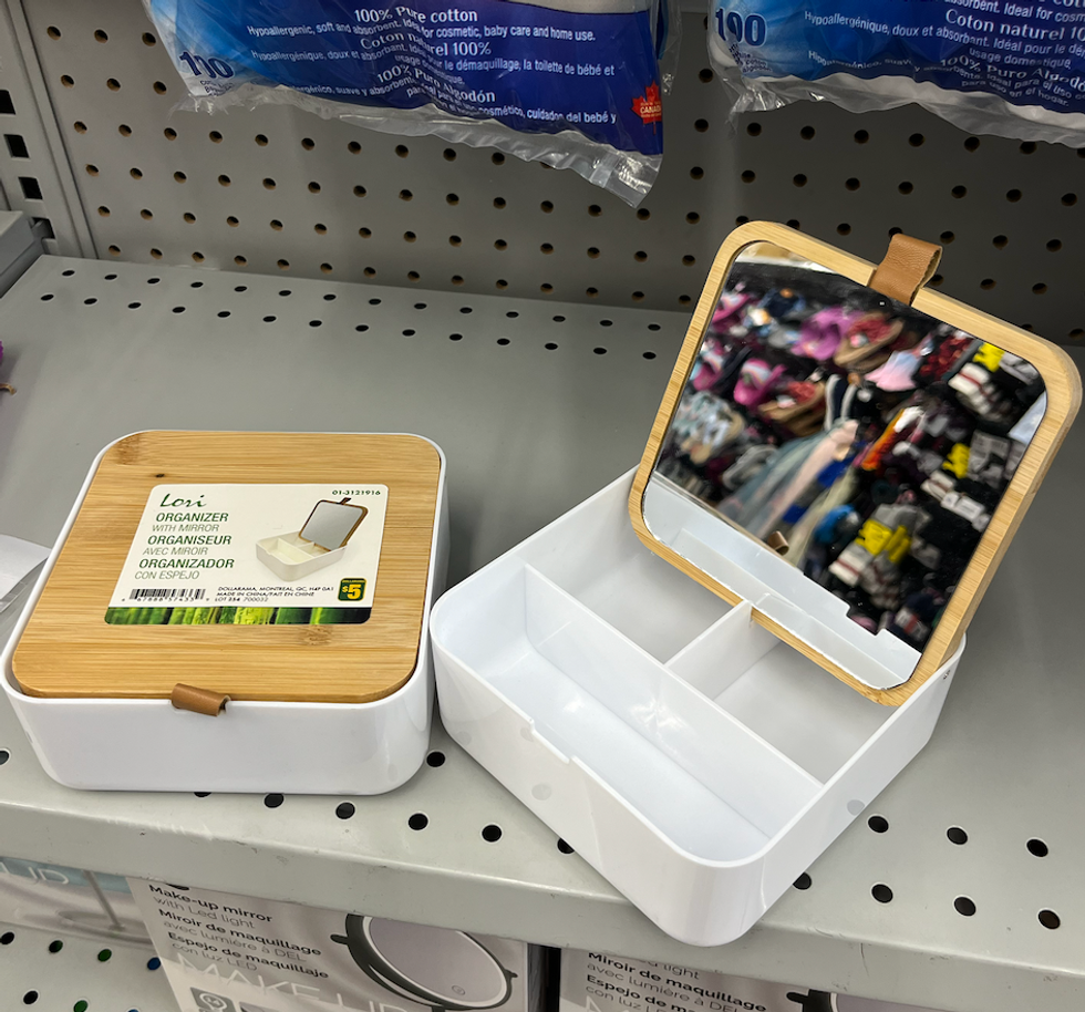 Organisateur blanc avec miroir \u00e0 l'int\u00e9rieur sur les tablettes du Dollarama.