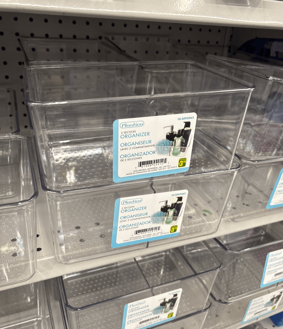 Organiseur avec deux compartiments sur les tablettes du Dollarama.