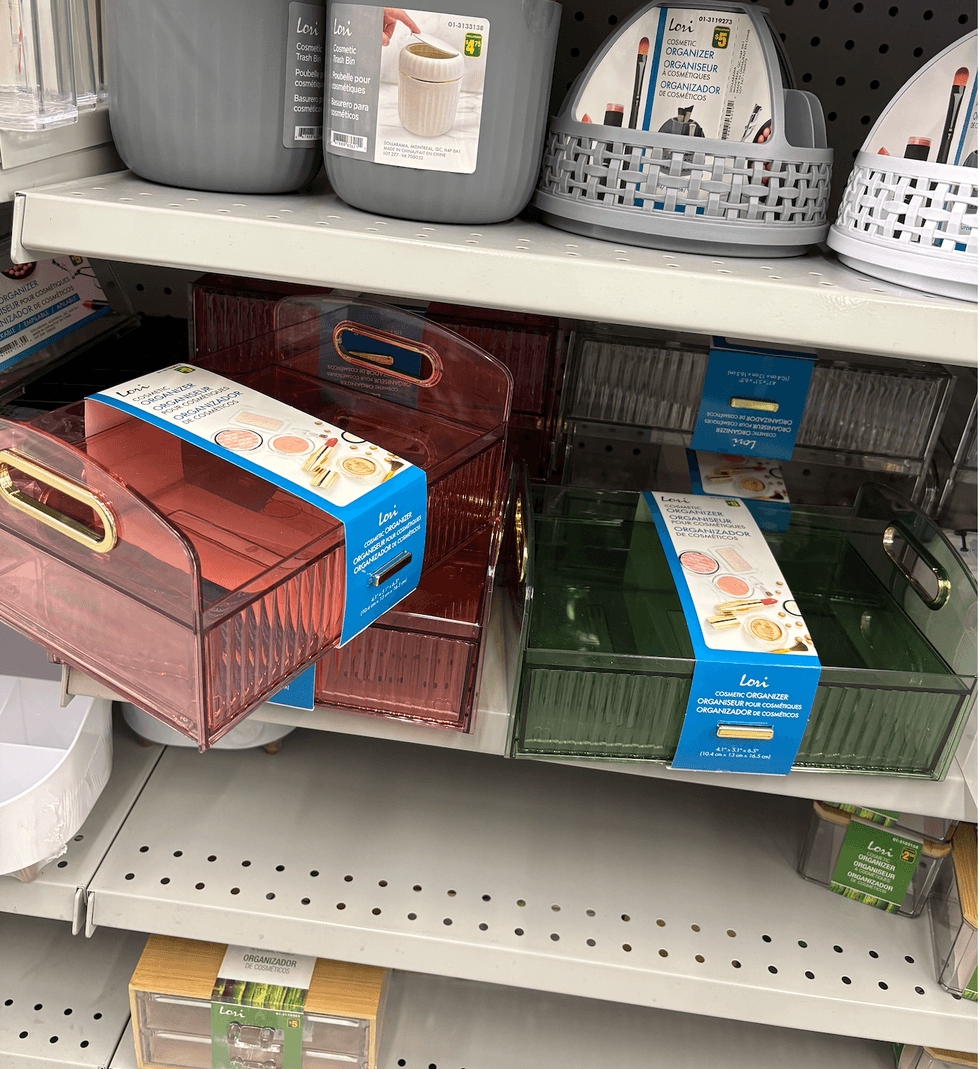 Organiseur pour cosm\u00e9tiques sur les tablettes du Dollarama.