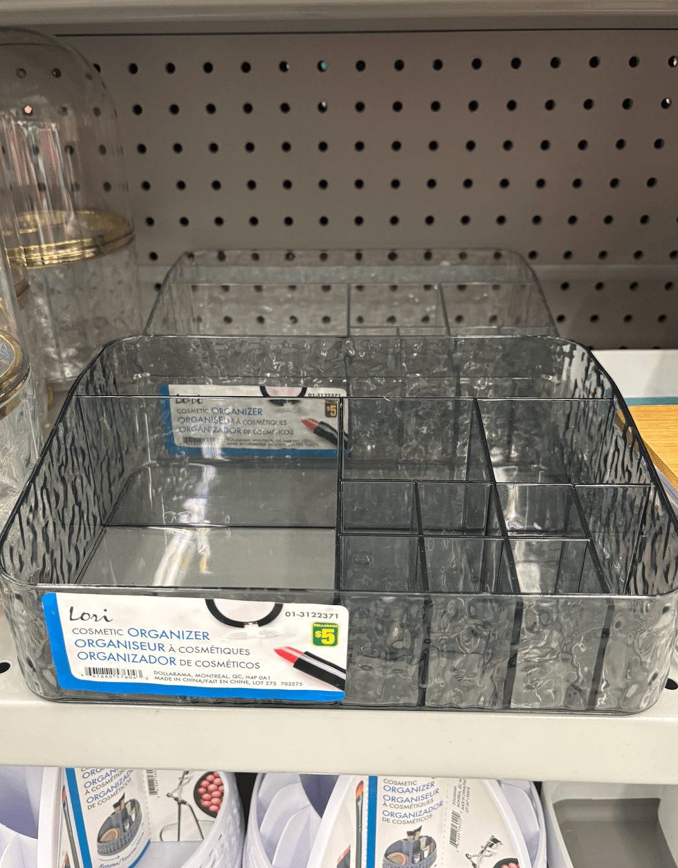 Organiseur \u00e0 cosm\u00e9tiques sur les tablettes du Dollarama.