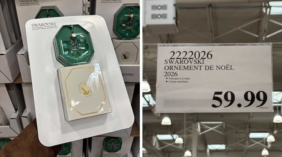 Ornement de No\u00ebl Swarovski. Droite : affiche de prix Costco pour l'ornement de No\u00ebl Swarovski.