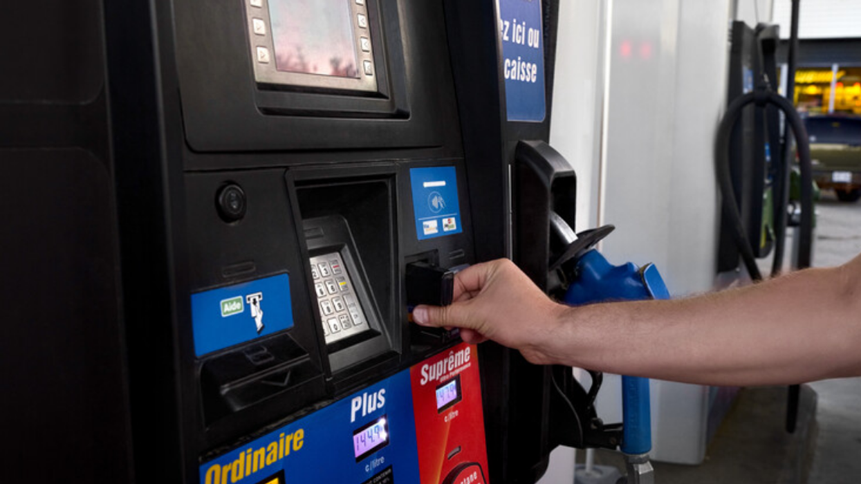 Paiement à la station essence.