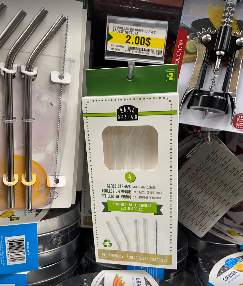 Pailles en verre, en ensemble de 4, dans leur emballage au Dollarama.