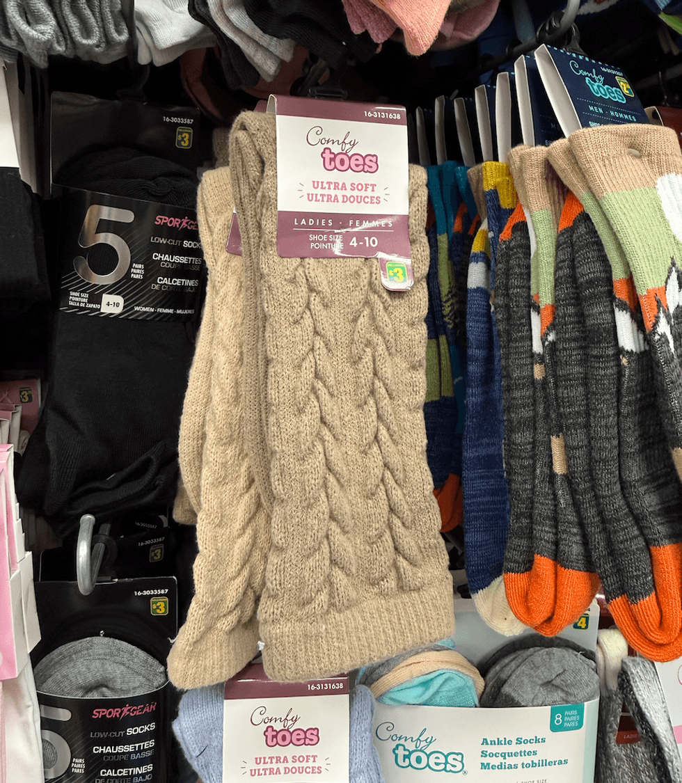 Paire de chaussettes beiges en tricot torsad\u00e9 Comfy Toes pour femmes.