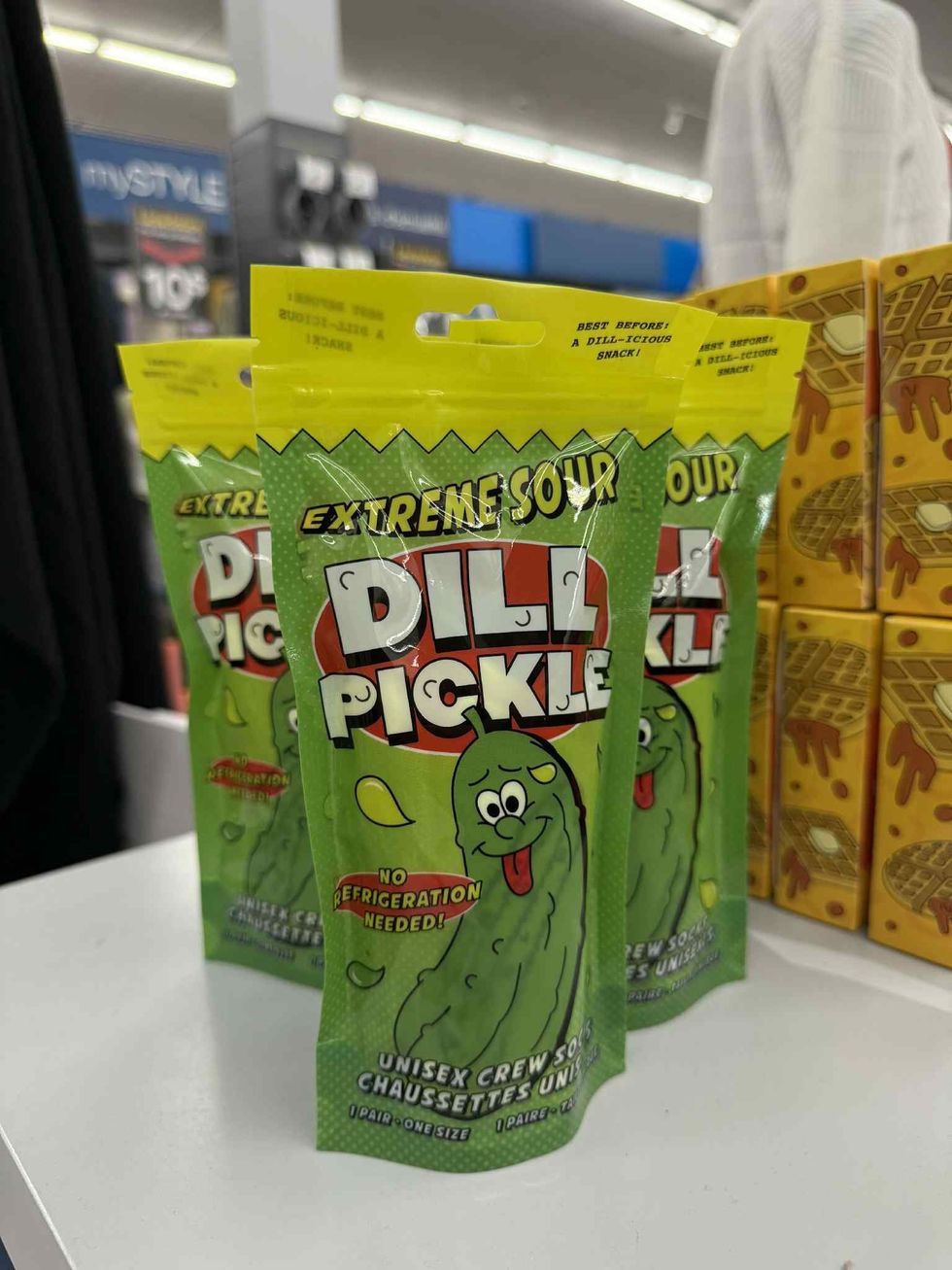 Paire de chaussettes unisexes emball\u00e9es dans un sac pour cornichons en vente chez Tigre G\u00e9ant.