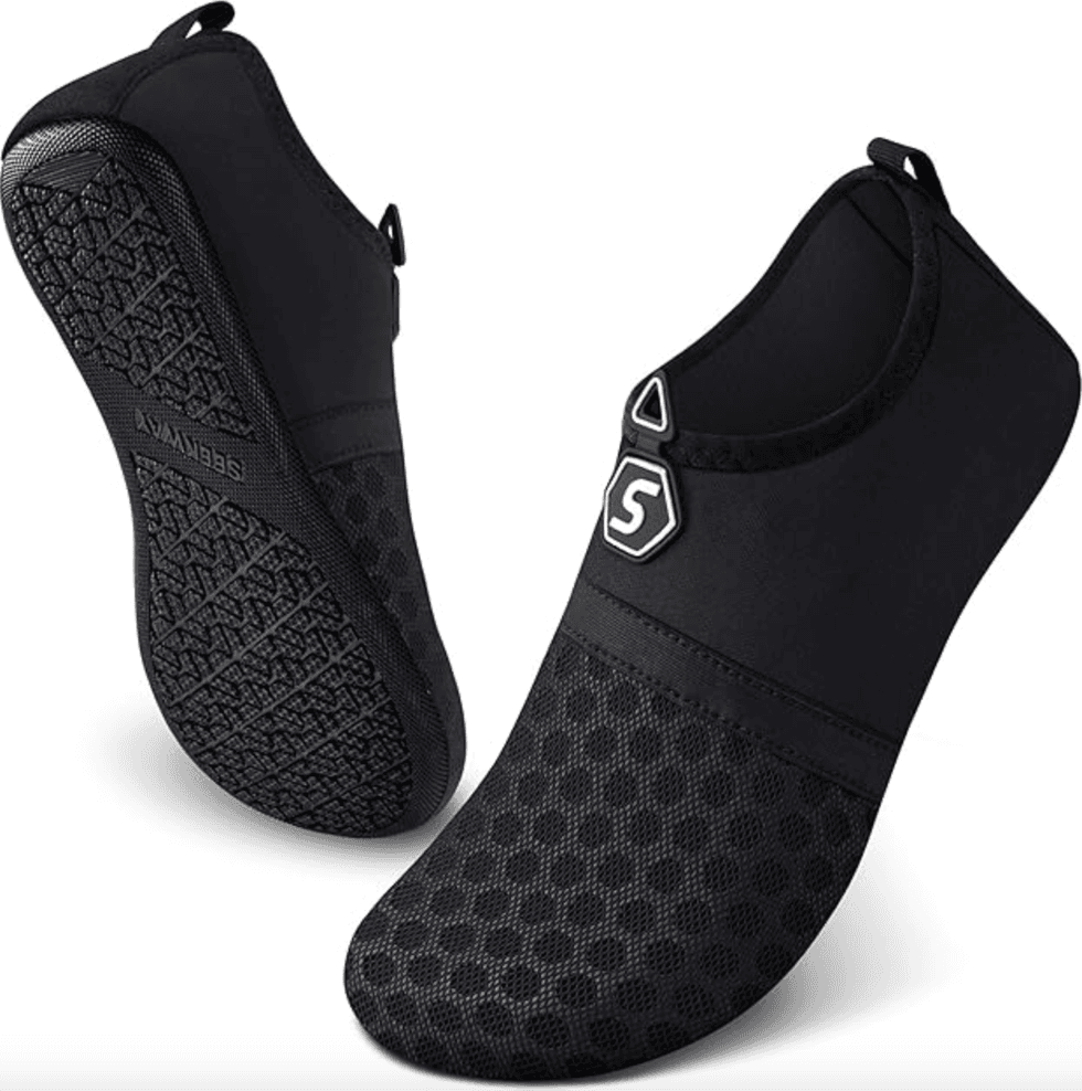 Paire de chaussures aquatiques noires avec semelle antid\u00e9rapante vendues sur Amazon Canada.