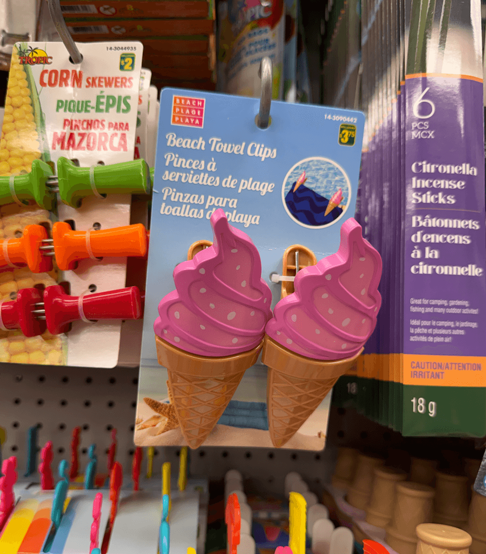 Paire de pinces \u00e0 serviette de plage en forme de cornet de cr\u00e8me glac\u00e9e rose vendue chez Dollarama.