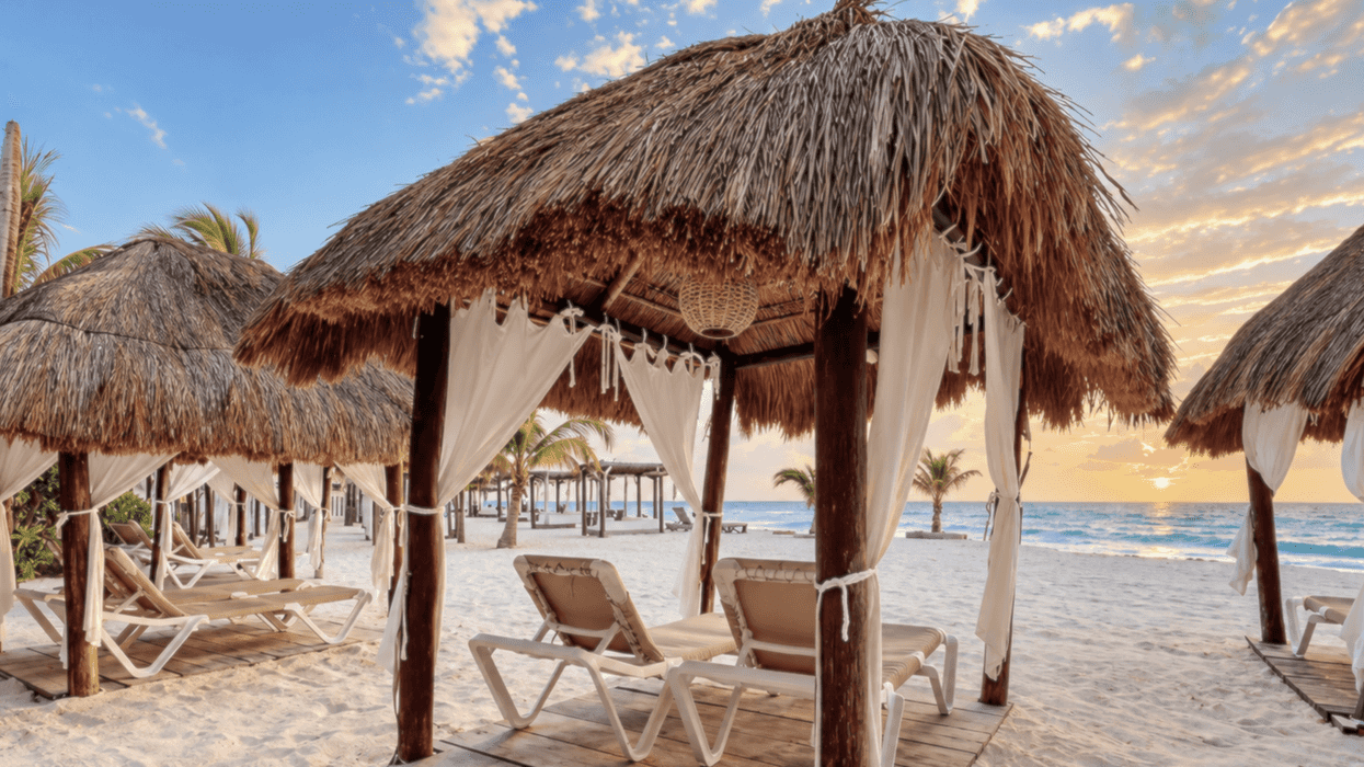 Palapas avec rideaux sur la plage de sable blanc du Flamingo Cancun Resort au Mexique