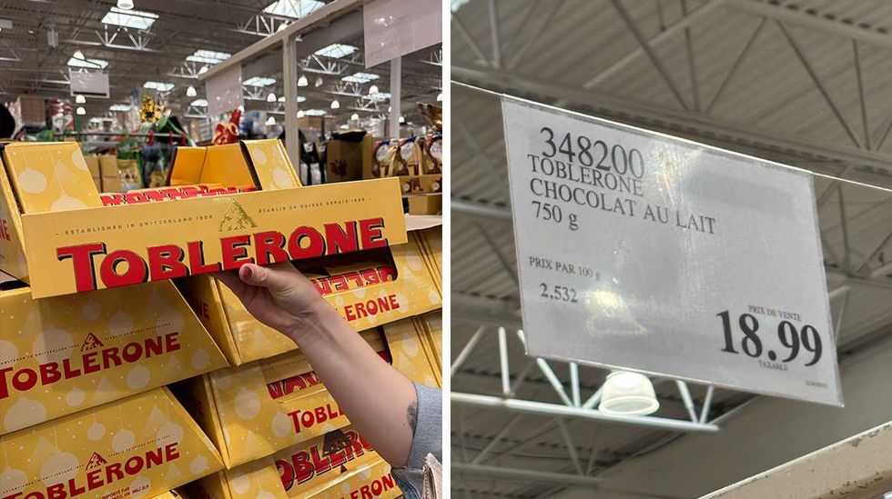 Palette de chocolat Toblerone en vente chez Costco. Droite : affiche de prix Costco pour la barre de chocolat Toblerone.