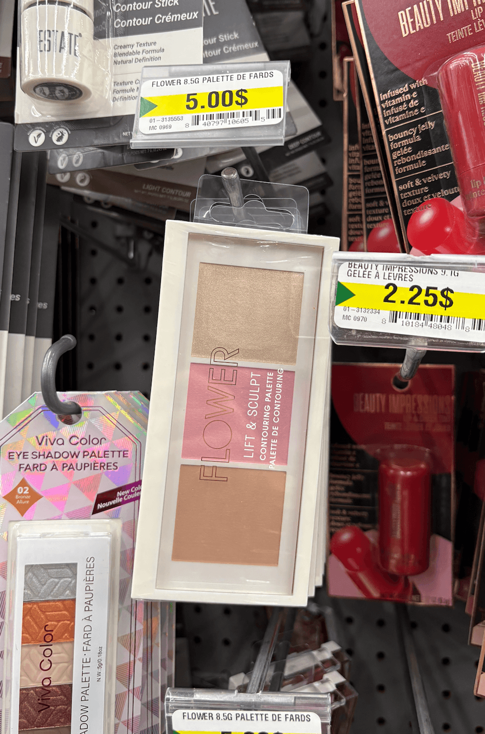 Palette de contouring sur les \u00e9tag\u00e8res du Dollarama.