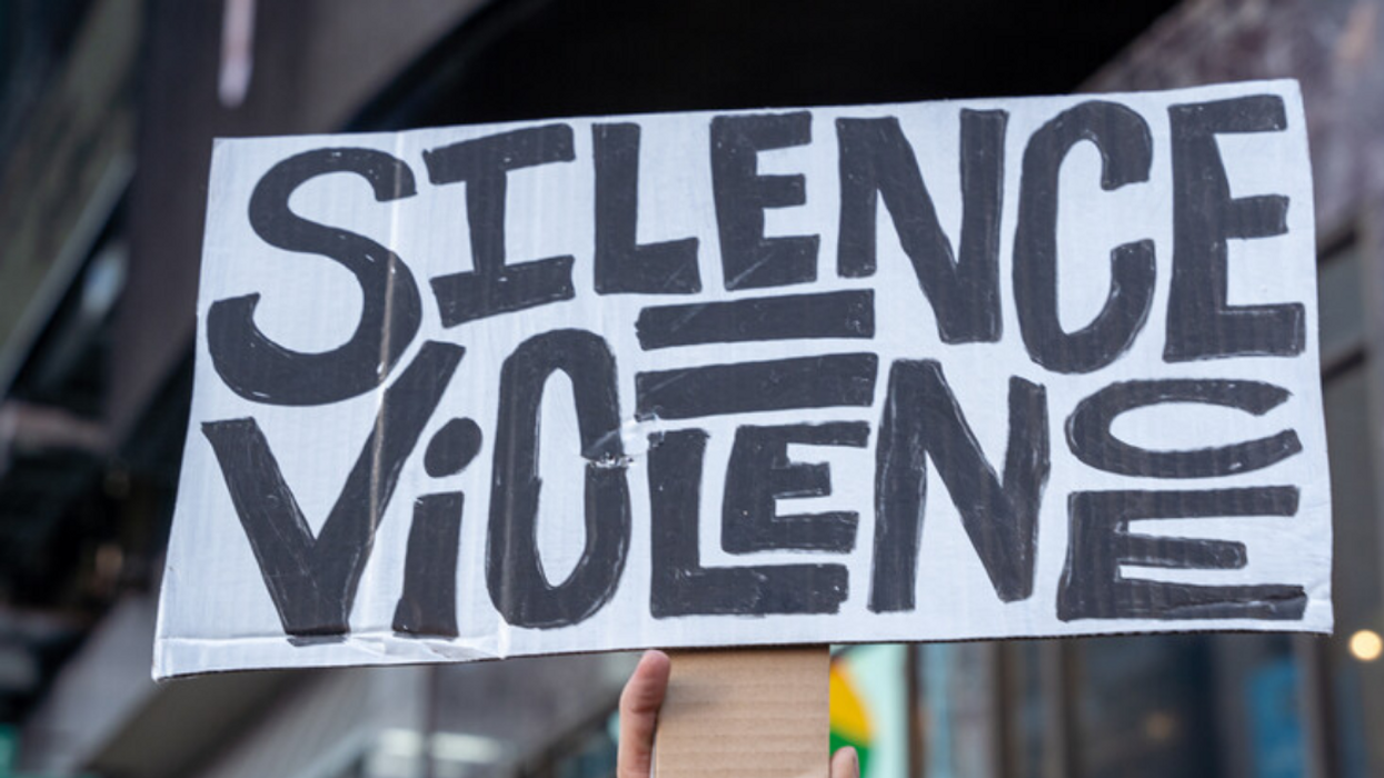 Pancarte silence = violence à une manifestation Black women's lives matters.