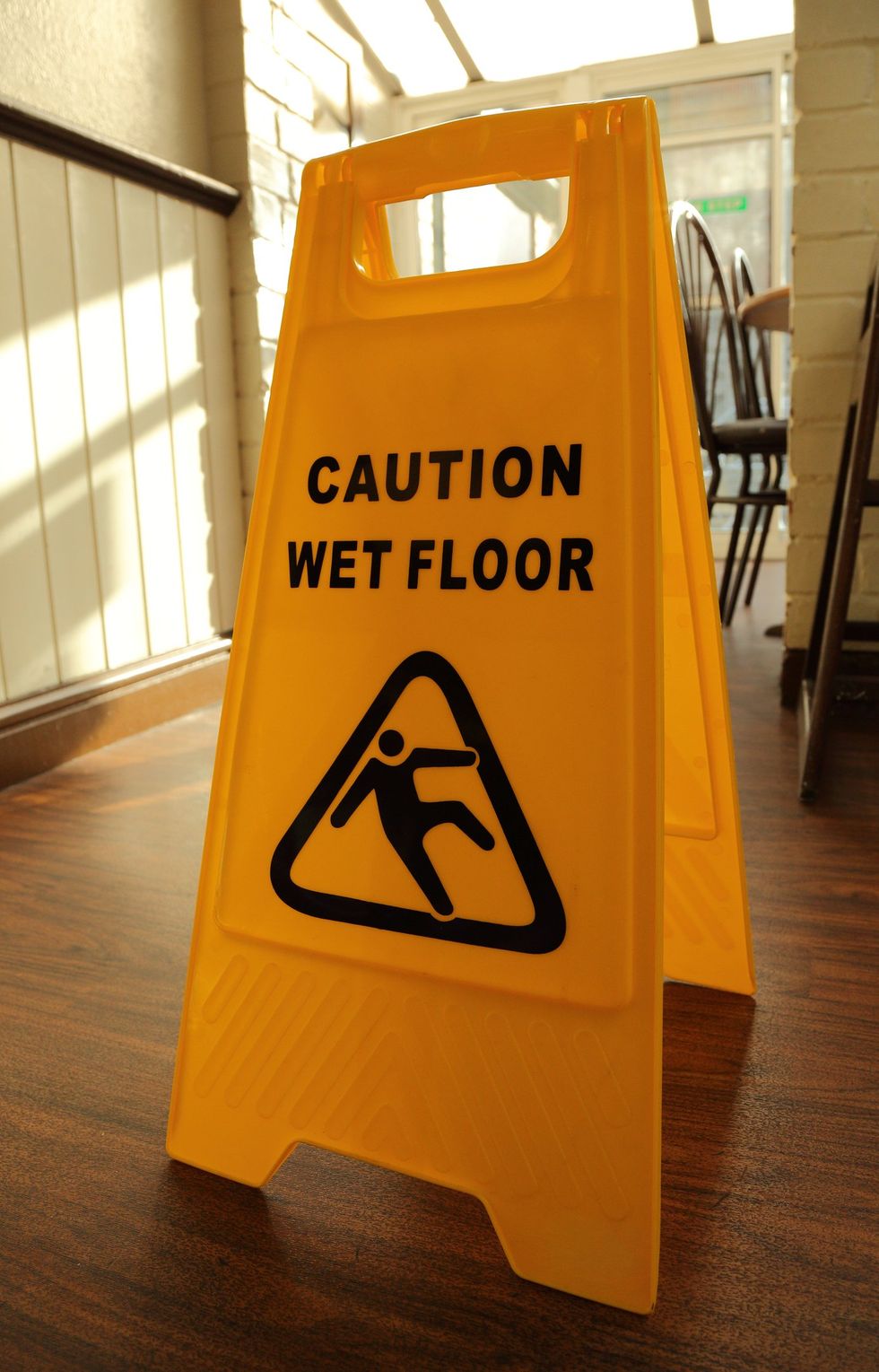 Pancarte \u00ab Attention plancher mouill\u00e9 \u00bb.