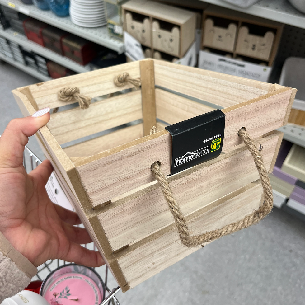 Panier d\u00e9coratif dans une main au Dollarama.